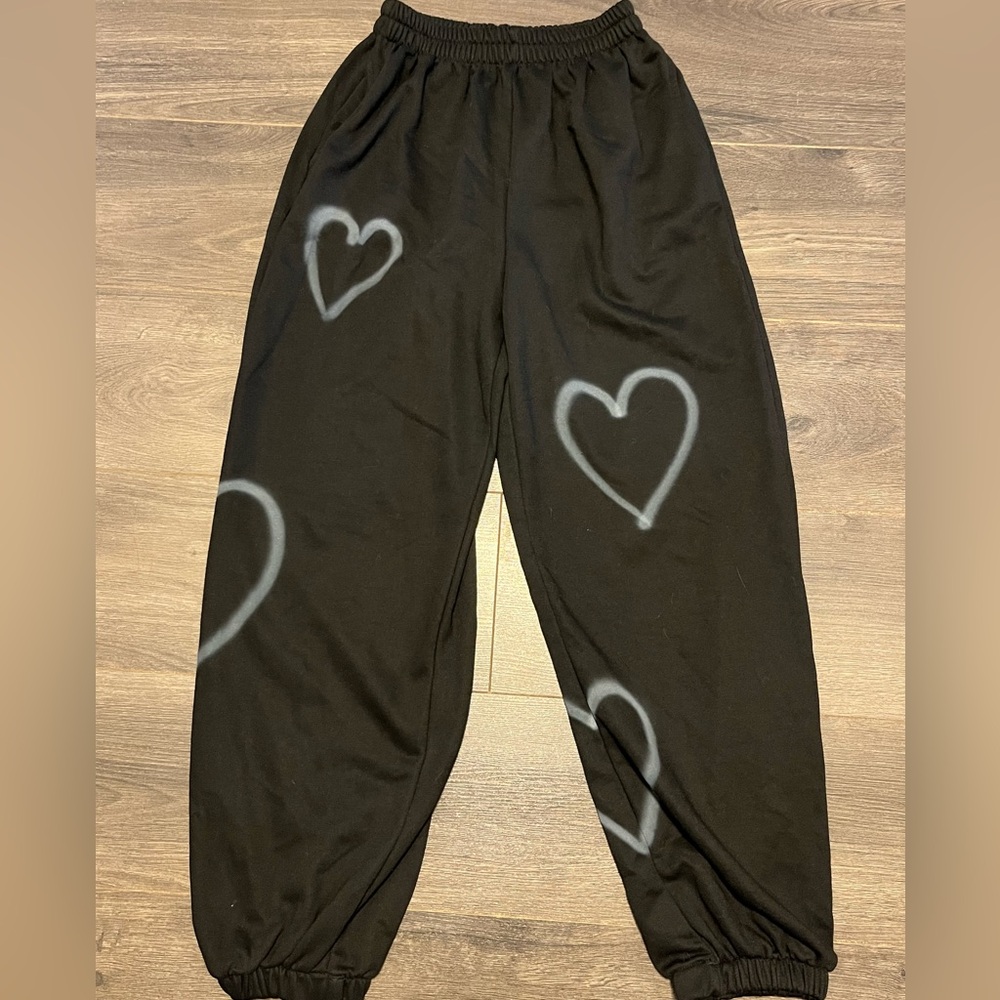 KATE HEWKO Black Heart Print Joggers